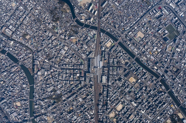 博多駅を中心に上空から撮影した写真